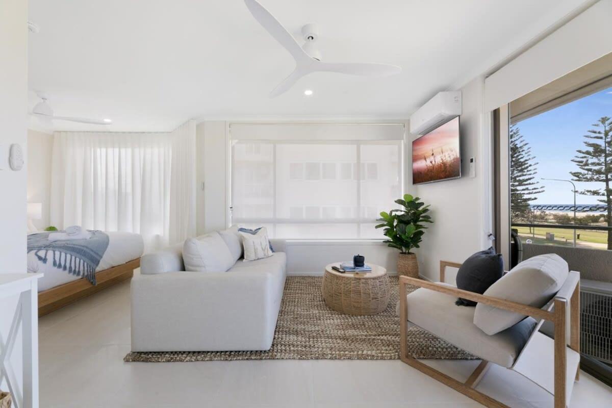 Beachfront Studio With Balcony & Stunning Views Apartment Gold Coast Exterior photo