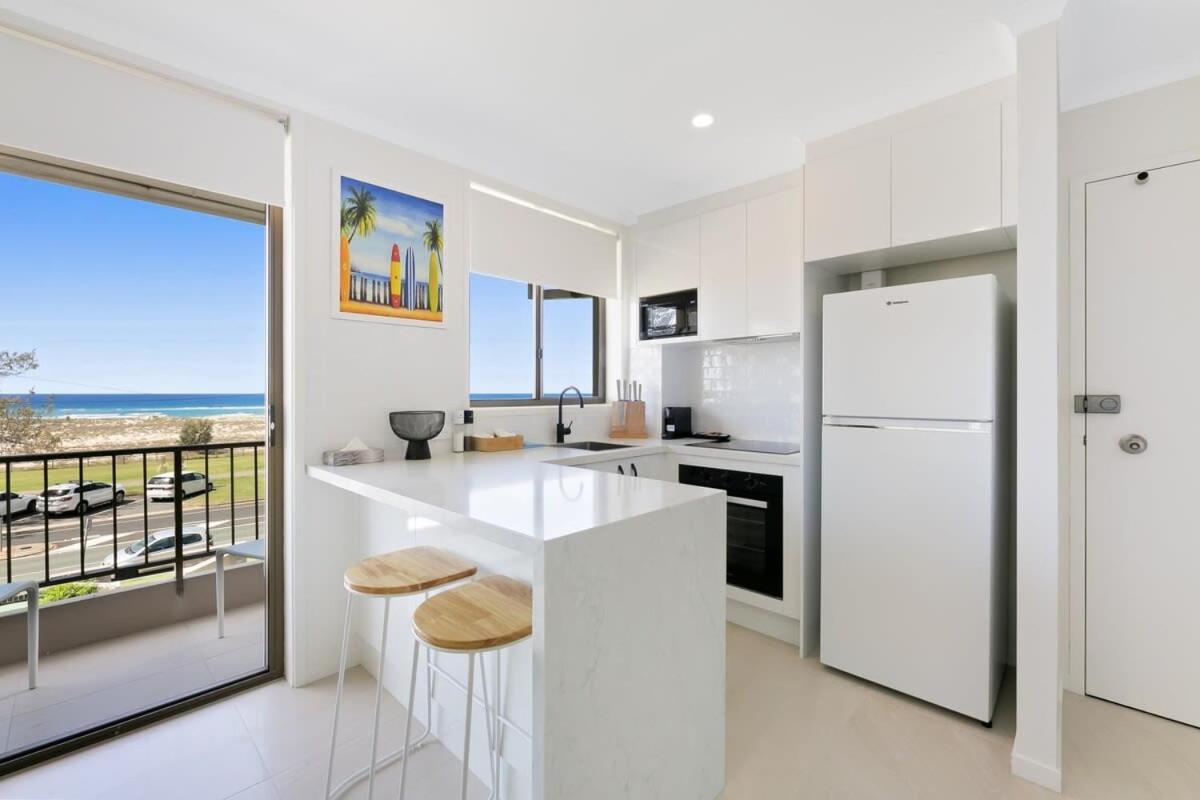 Beachfront Studio With Balcony & Stunning Views Apartment Gold Coast Exterior photo