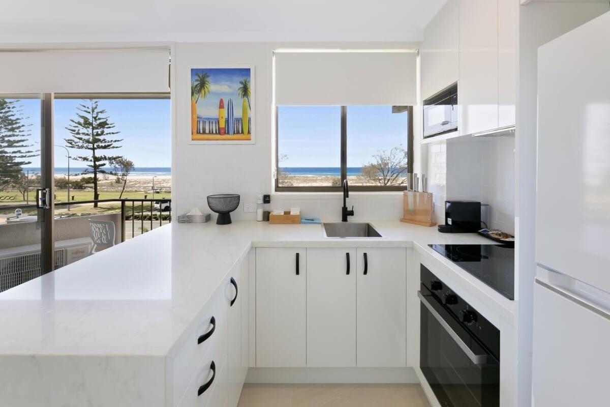 Beachfront Studio With Balcony & Stunning Views Apartment Gold Coast Exterior photo