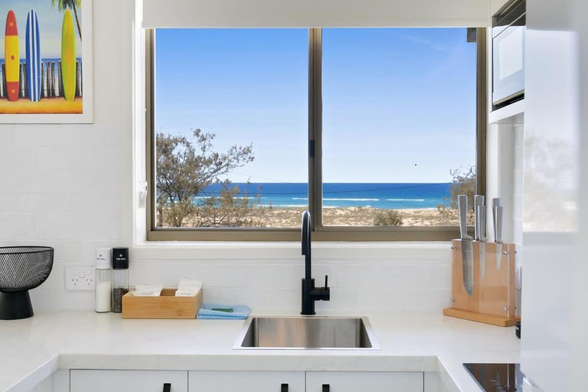 Beachfront Studio With Balcony & Stunning Views Apartment Gold Coast Exterior photo