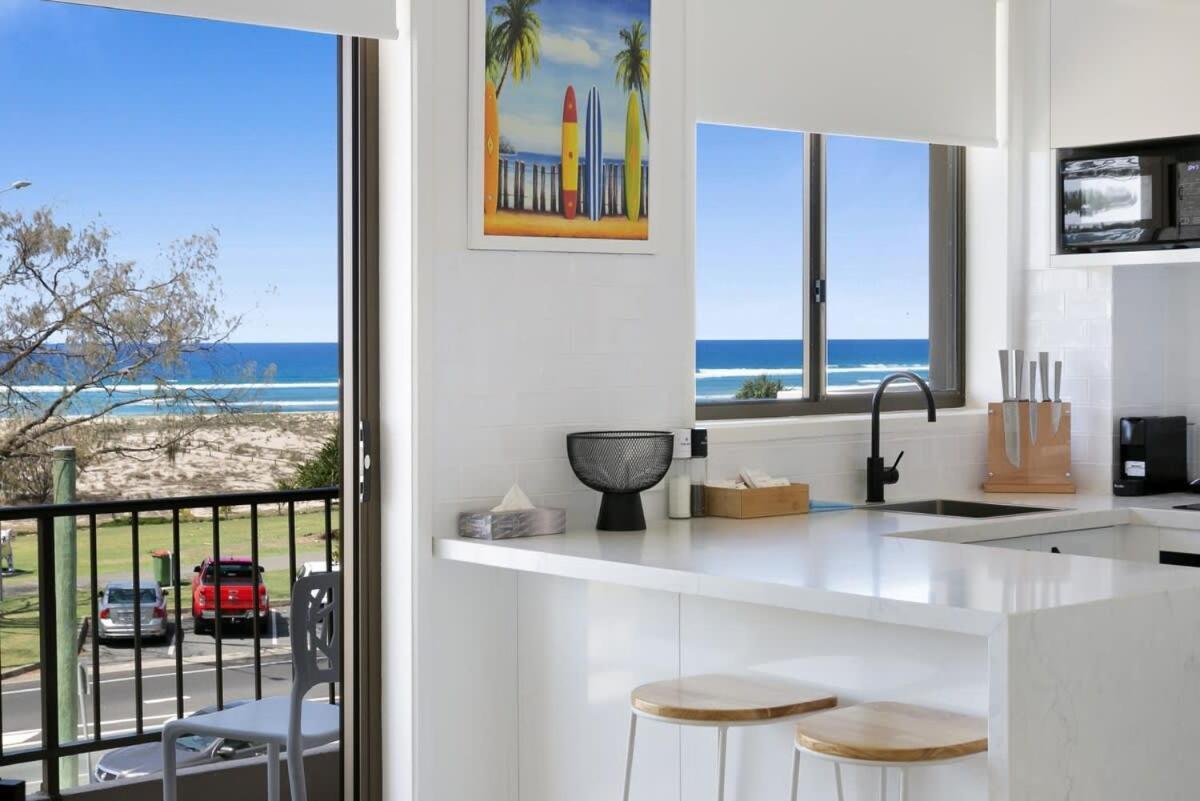 Beachfront Studio With Balcony & Stunning Views Apartment Gold Coast Exterior photo